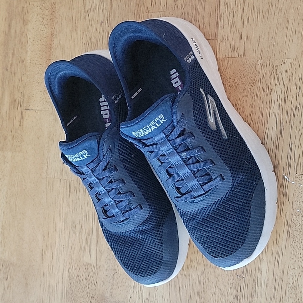 Women's navy blue Sketcher's Slip-ins size 8